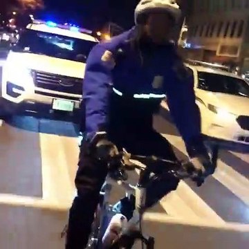Quand un policier à vélo se fait ridiculiser par des quads : énorme chute en pleine rue