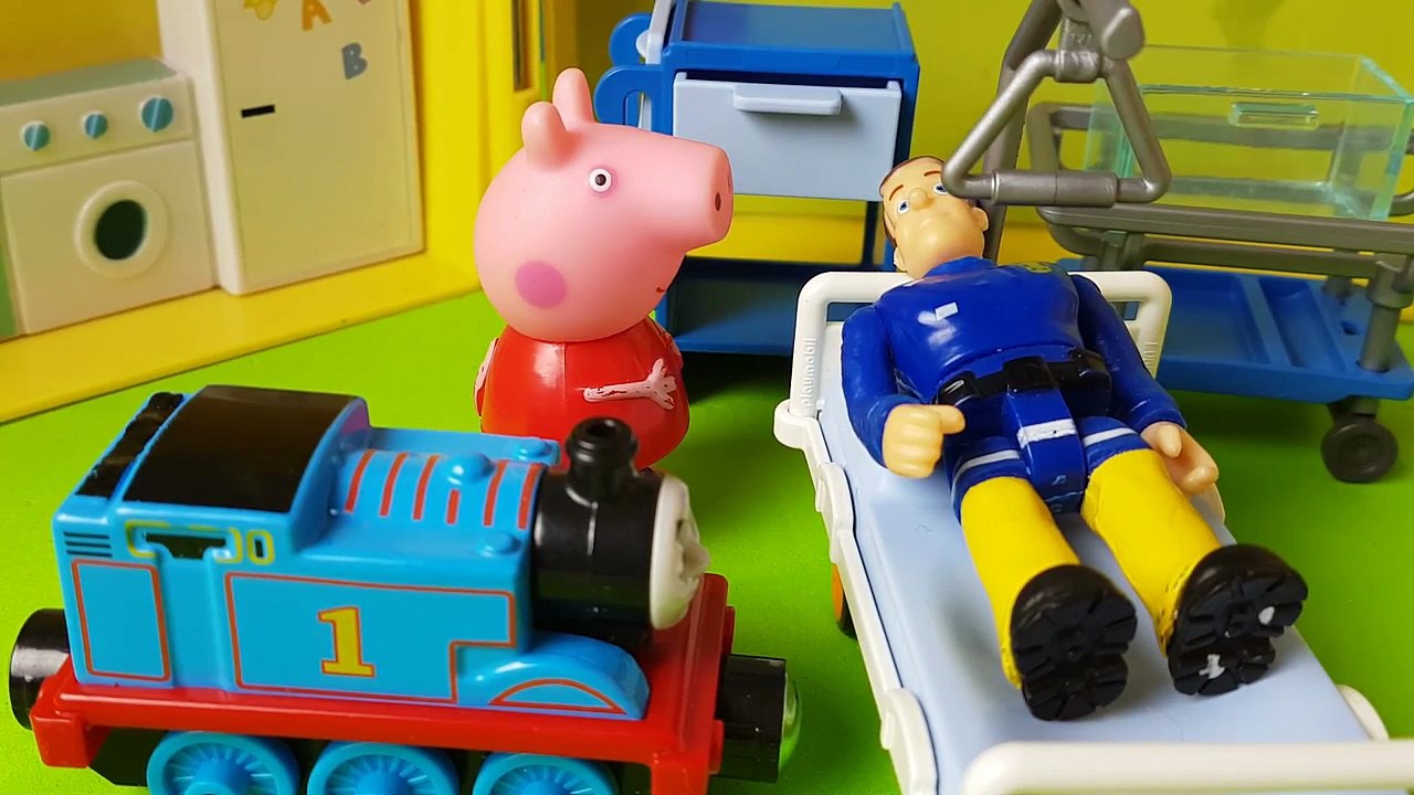 Strazak Sam w szpitalu Odwiedziny Swinki i Tomek Pocag Bajki dla dzieci playmobil