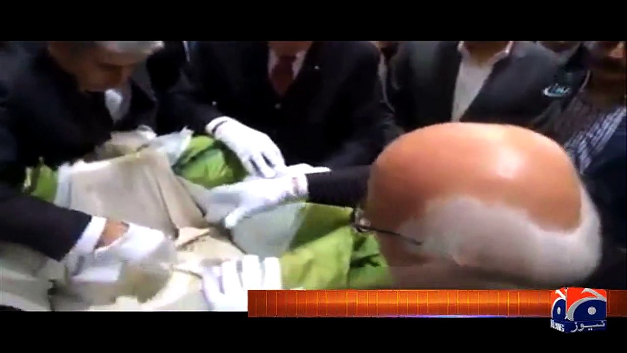 ترک صدر رجب طیب اردوان نبی آخرالزماں ﷺ کے کُرتے کی زیارت کرتے ہوئے