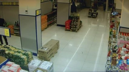 Markete Girip Silahla Gasp Yapan Şahıs Kamerada