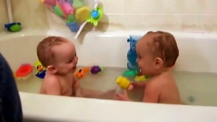 Twin Baby Bathtime - Babies discover the Bath for the first time