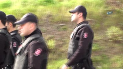 Maltepe'de Polis Araçlarına Taşlı ve Sopalı Saldırı
