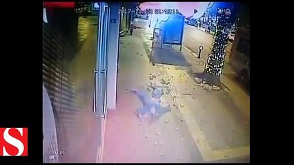 TRT World Muhabirinin beşinci kattan düşme anı kamerada