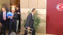 CHP'li Tezcan, Kılıçdaroğlu'nun Açıkladığı Belgeleri Basın Mensuplarına Dağıttı