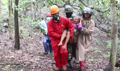 Duh, Nenek Ini Nekat Berada di Zona Merah Gunung Agung