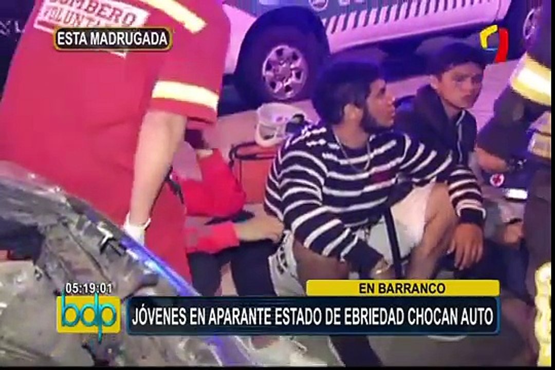Barranco: jóvenes en aparente estado de ebriedad chocan auto