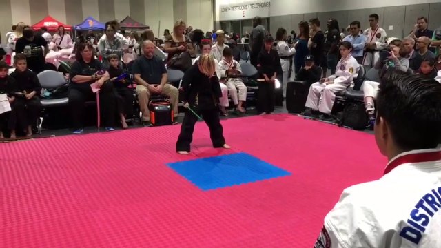 Cette fillette est une prodige d'arts martiaux !!