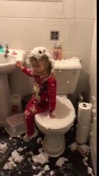 2 fillettes couvertes de mousse à raser dans la salle de bain !