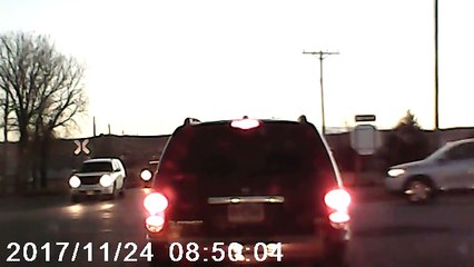 Ce 4x4 est heurté et traîné par un train sur un passage à niveau !