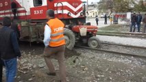 Manisa Hemzemin Geçitte Traktöre Tren Çarptı 1 Yaralı