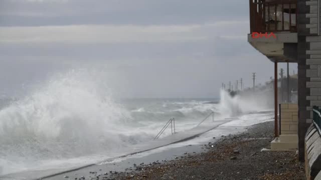 Çanakkale Küçükkuyu'da Dev Dalgalar Sahili Adeta Dövdü