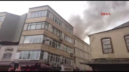 Kasımpaşa'da İşyeri Alev Alev Yanıyor; Caddeyi Duman Kapladı
