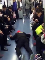 Ce Chinois a une technique pour être sûr d’avoir une place dans un métro bondé