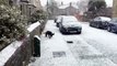 Un chien découvre la neige pour la première fois (Angleterre)
