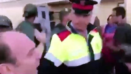 Este energúmeno que insulta y amenaza a la Guardia Civil es ¡¡¡profesor de Primaria!!! en Cataluña