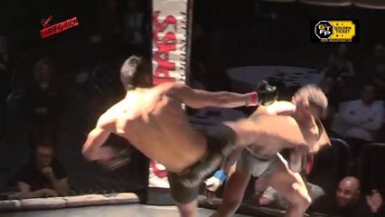 Télécharger la video: Ce combattant MMA va mettre en orbite la dent de son adversaire... Coup de pied surpuissant