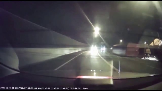 Un camion se retourne en plein virage sur une autoroute... Impressionnant