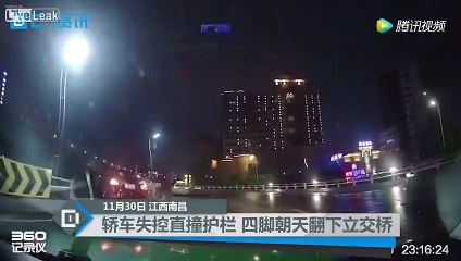 Fonçant dans la barrière d'un pont cette voiture tombe à la renverse !