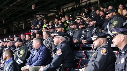 Policías de Boston se afeitan tras un mes sin hacerlo por la causa benéfica de los Red Sox