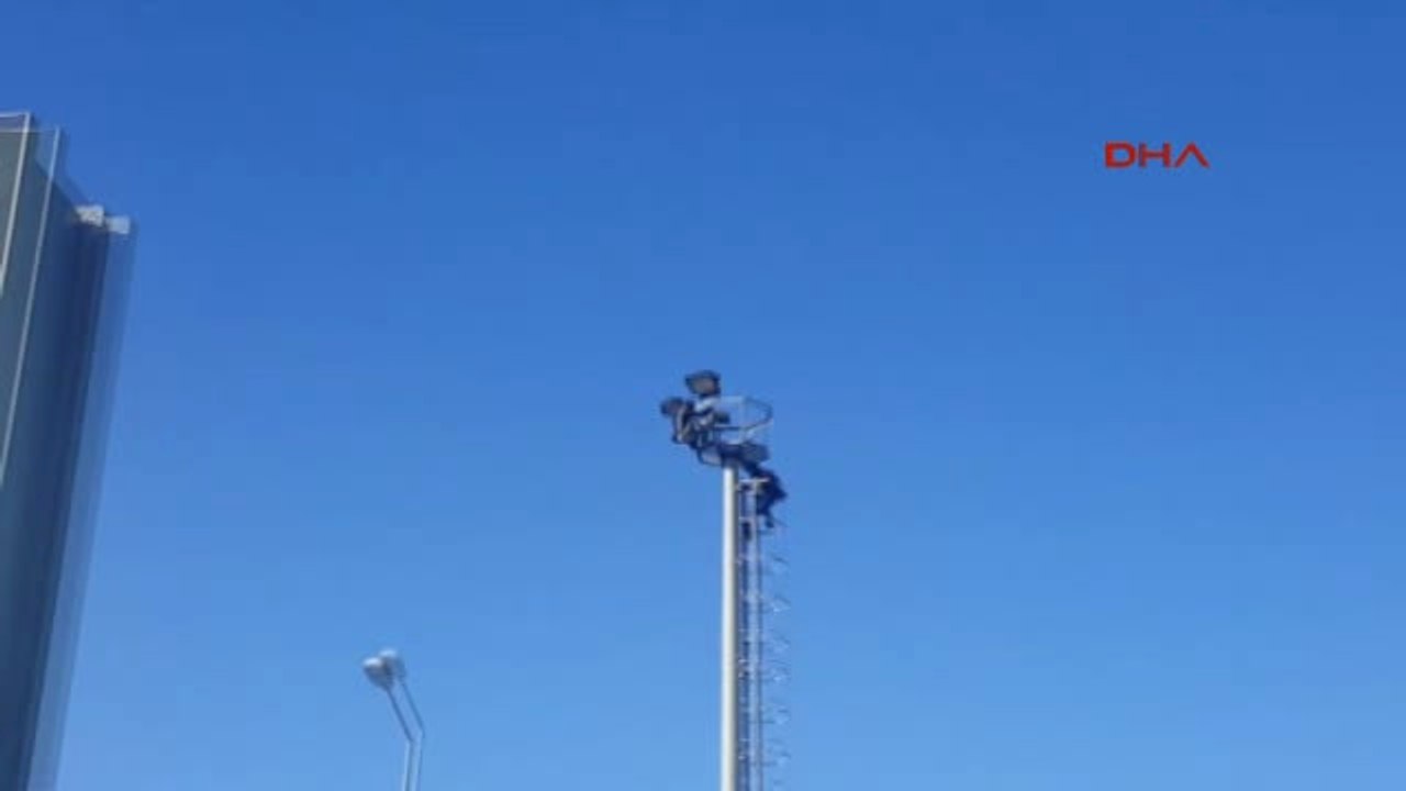 Şanlıurfa Aydınlatma Direğinde İntihara Kalkıştı