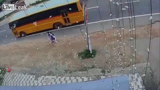 Le motard et son passager ont eu très chaud... Pris en sandwich entre deux camions
