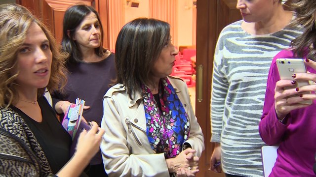 Mossos d'Esquadra retiran los muñecos colgados en un puente