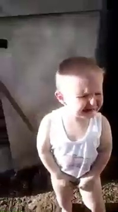 Pipisini Tavuğa Kaptıran Çocuk :))