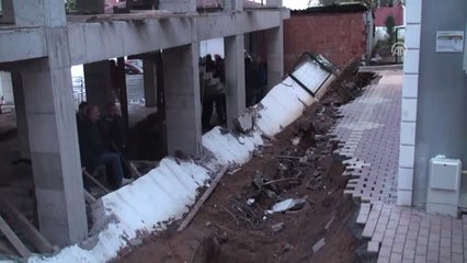 Gebze'de İstinat Duvarı Yıkıldı: 1 Ölü