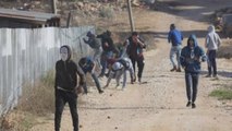 Palestinos se enfrentan con soldados israelíes tras la muerte de un agricultor