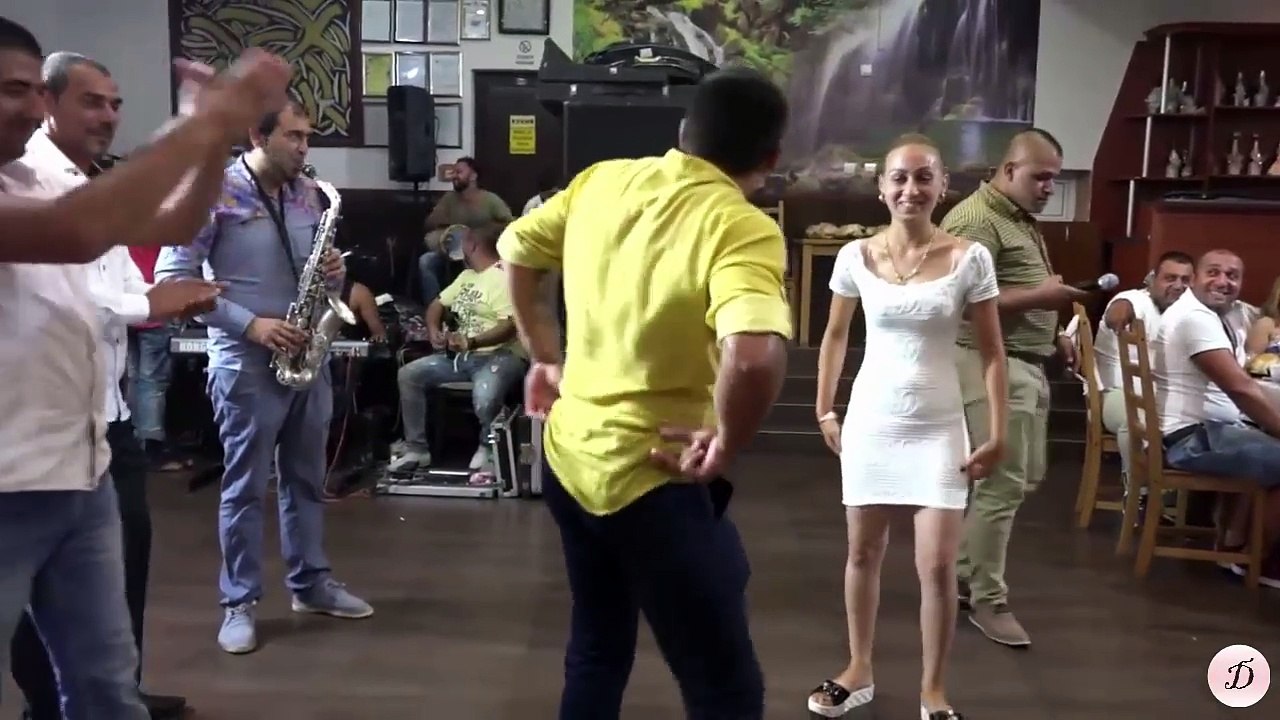 Pogledajte kako ova KUMA miješa na svadbi (VIDEO)