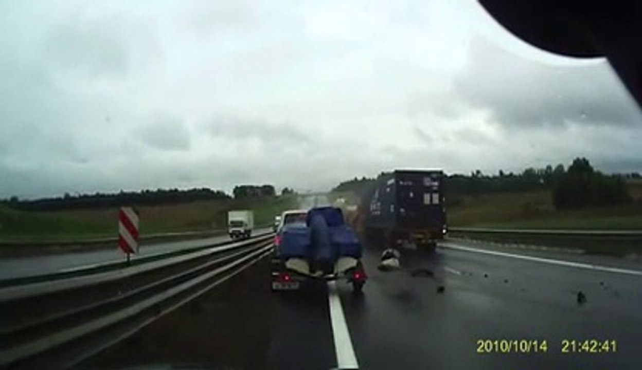 Un camion ne peut plus s'arreter sur une autoroute et percute un autre camion