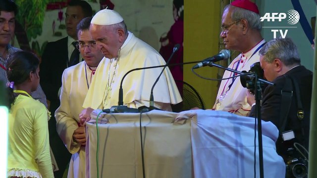 Pope meets Rohingya refugees in Dhaka