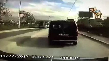 Yolcu Dolu Minibüsü Tehlikeye Sokan Otomobil Sürücüsü Kamerada