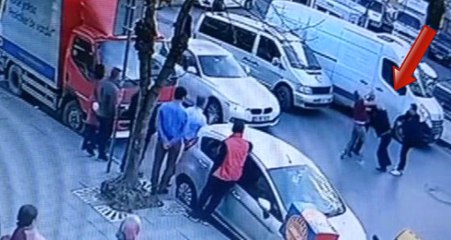 Trafik Kazasına Karışan Sürücüleri, Dinlene Dinlene Kavga Etti