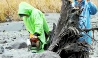 Petugas Bersihkan Material Lahar Dingin Gunung Agung