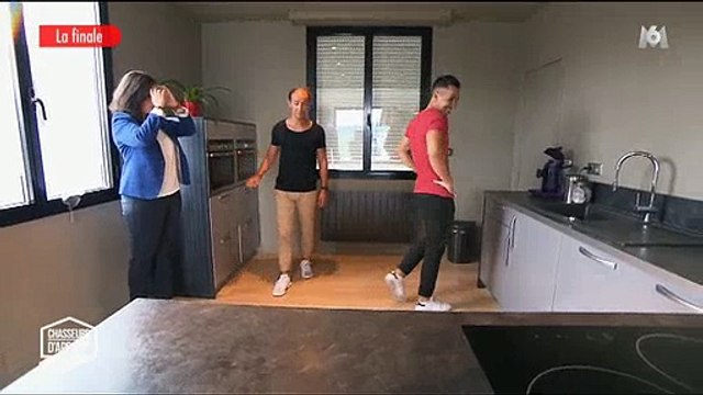 Un agent immobilier demande à son client de danser avec elle dans Chasseurs d'appart - Regardez