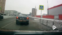 2 piétons imprudents se vont renverser par une voiture en russie
