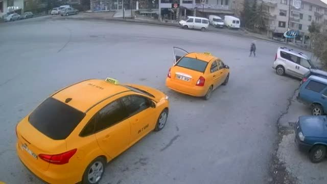 Alkollü Kadın Park Halindeki Taksiyi Böyle Kaçırdı