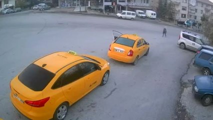Alkollü Kadın Park Halindeki Taksiyi Böyle Kaçırdı