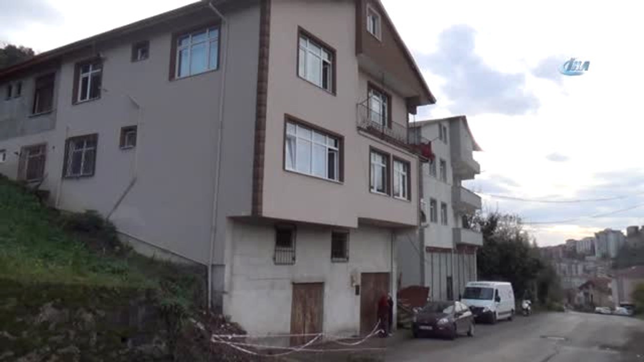 Hafriyat Çalışması Sonrası Oluşan Çatlaklar Bina Sakinlerini Korkutuyor