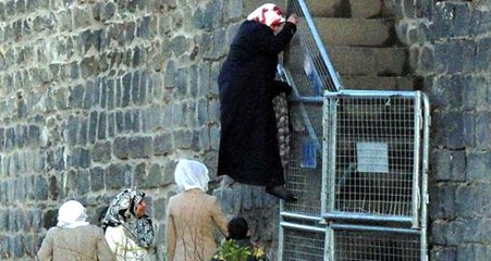 Kapatılan Diyarbakır Surlarında Selfie Çekmek İsteyenler, Barikatları Tehlikeli Şekilde Aşıyor