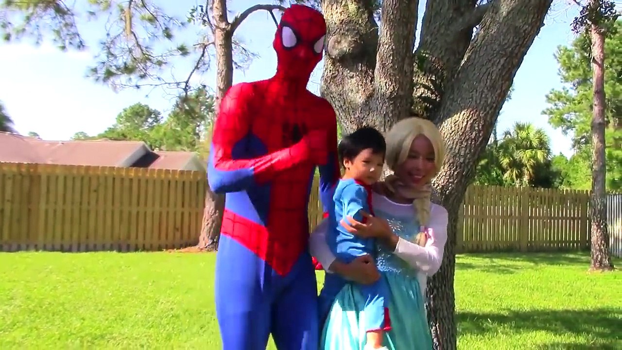 ジョーカーエルザはスパイダーマンを誘拐します！ Spiderbaby、悪い赤ちゃんジョーカーの赤ちゃん、冷凍エルザ、雪の白