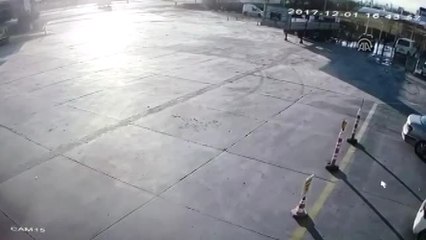 Araçtan Fırlayan Tekerleği Tekme Atarak Durdurdu