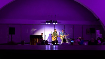 טל שגב ואסי הירשפלד // על הברכיים