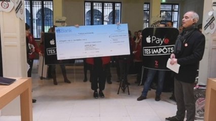 Activistas de ATTAC protestan en la tienda de Apple en París