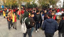 Derbi için gözler  Vodafone Park'ta... Galatasaray taraftarı stada sloganlarla geldi