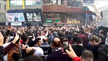 Beşiktaşlı Taraftarlar Çarşı'da Maç Saatini Bekliyor