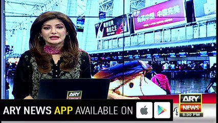 200 cockroaches come out of lady's handbag