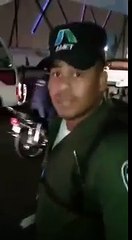 Es Captado el momento en que un AMET explota una goma de un carro