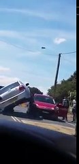 Cette voiture s'est faite escalader par une autre en pleine route !